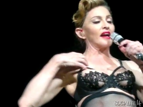 Gần đây, Madonna liên tiếp bị “lôi” ra bình luận vì thời trang và những chiêu trò quá lố của cô trên sân khấu